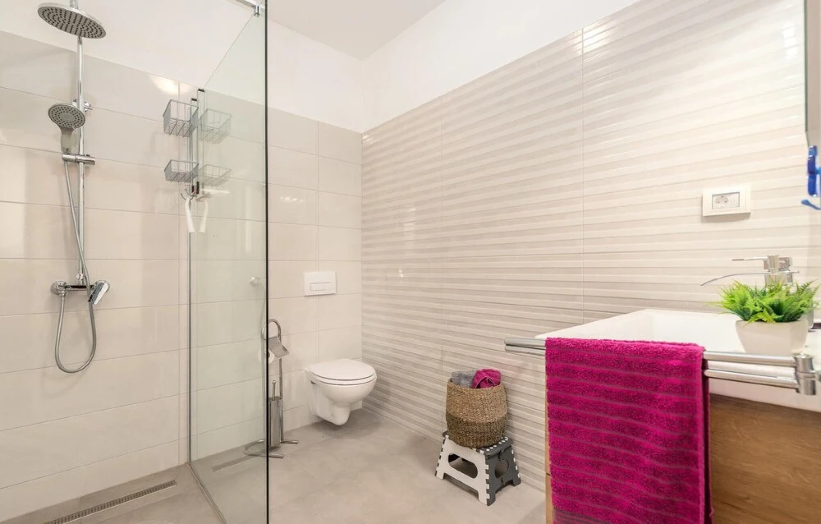 Stunning Home in Bale With 4 Bedrooms, Wifi and Outdoor Swimming Pool