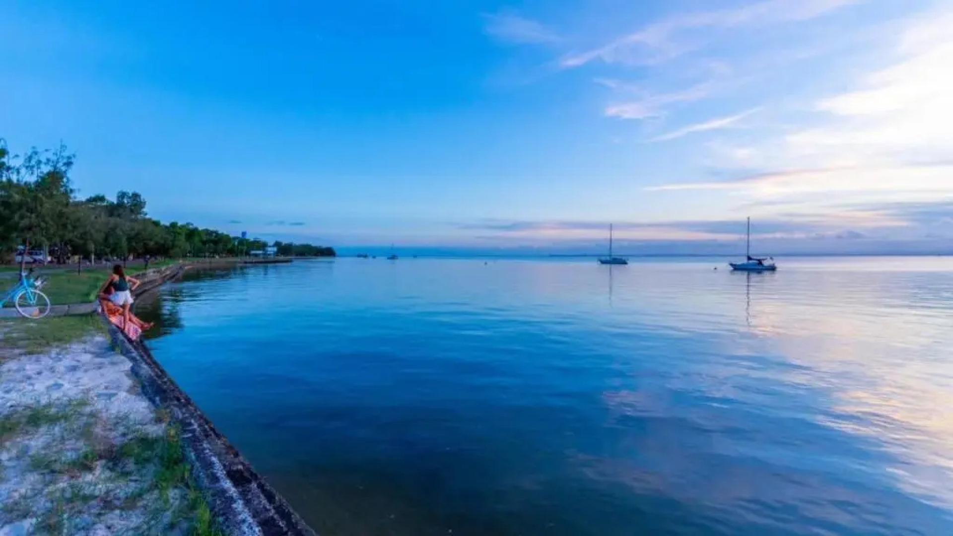 Large family waterfront home with room for a boat - Welsby Pde, Bongaree