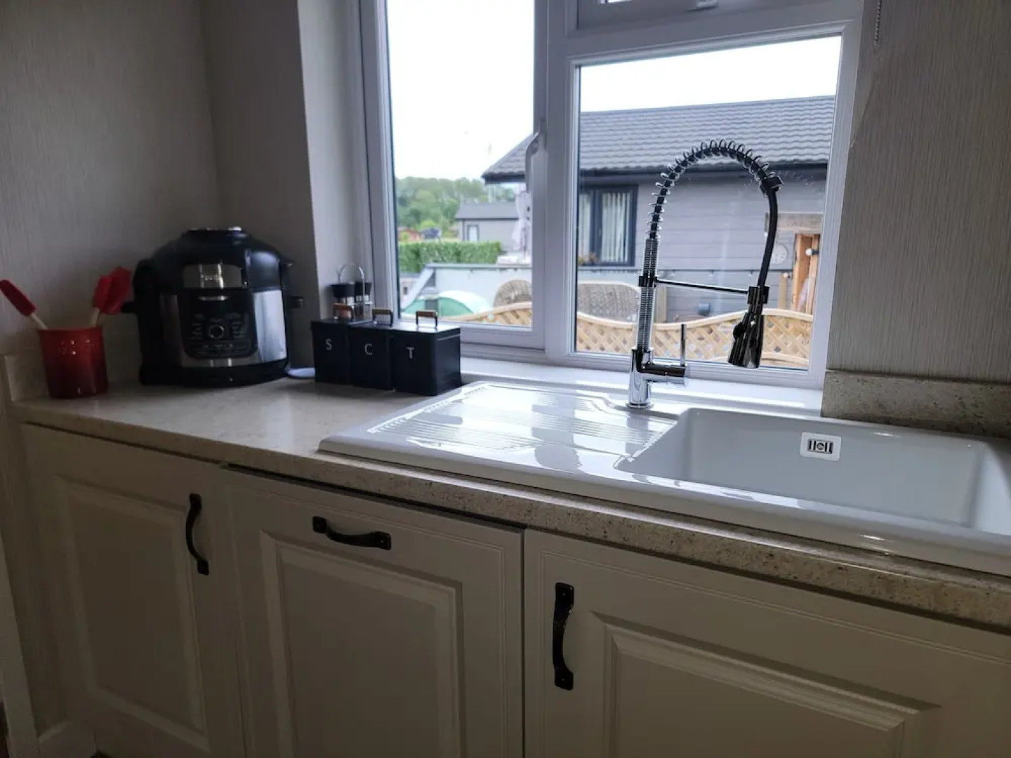 Luxury 2-bed Lodge in Routh, Sleeps 4 With Hot Tub