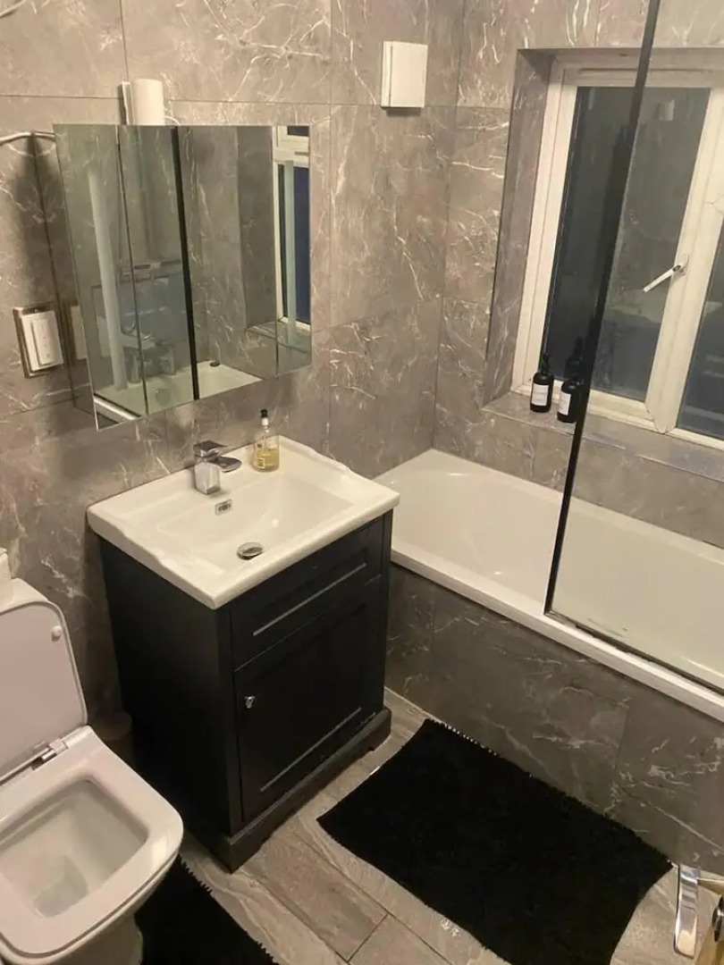 Lovely 3-bed House in Potters Bar Jacuzzi & 75inch