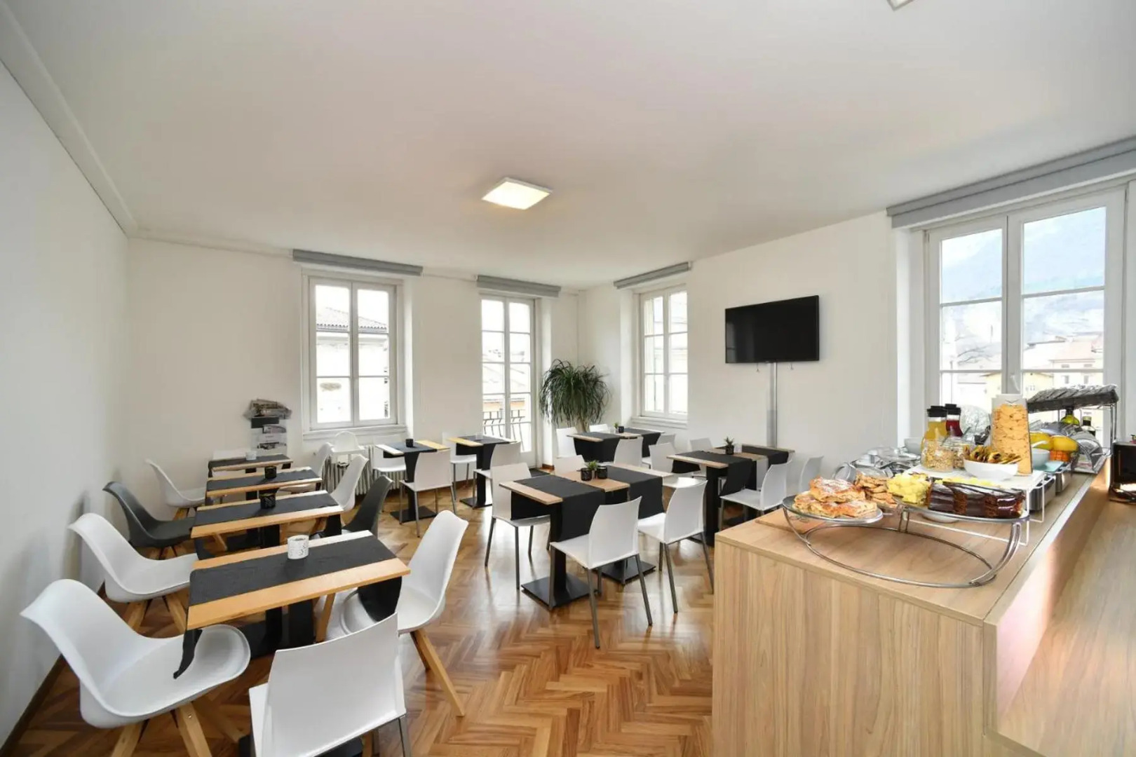 Lainez Rooms & Suites