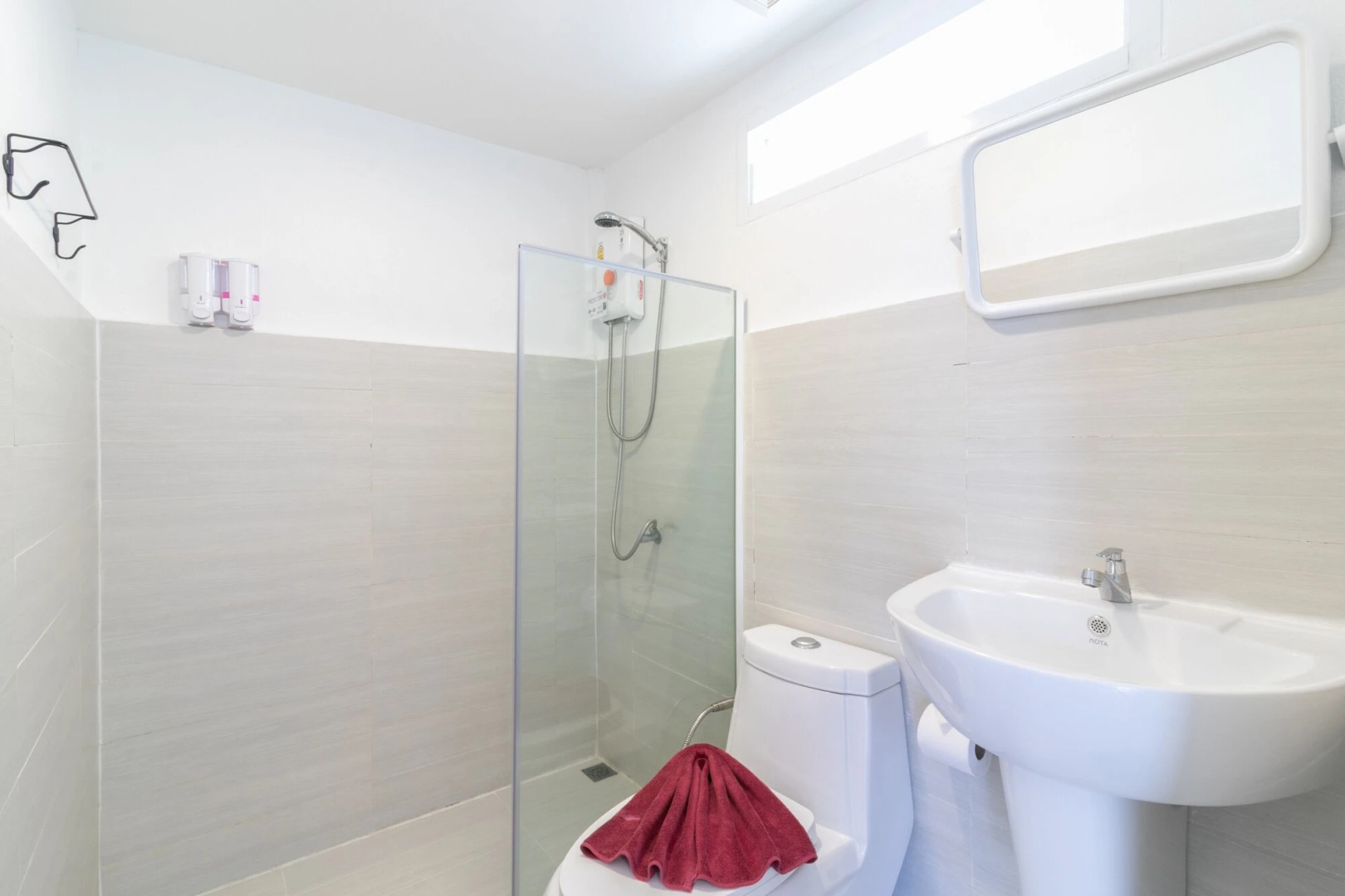 1715 House - White Rhino