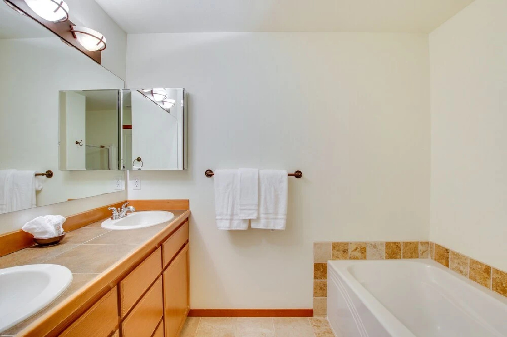 Wfh-friendly Townhome Rental Near Ferry in Everett