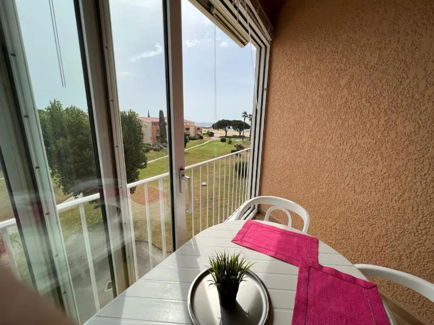 5 personnes les pieds dans l'eau à Santa-Cruz