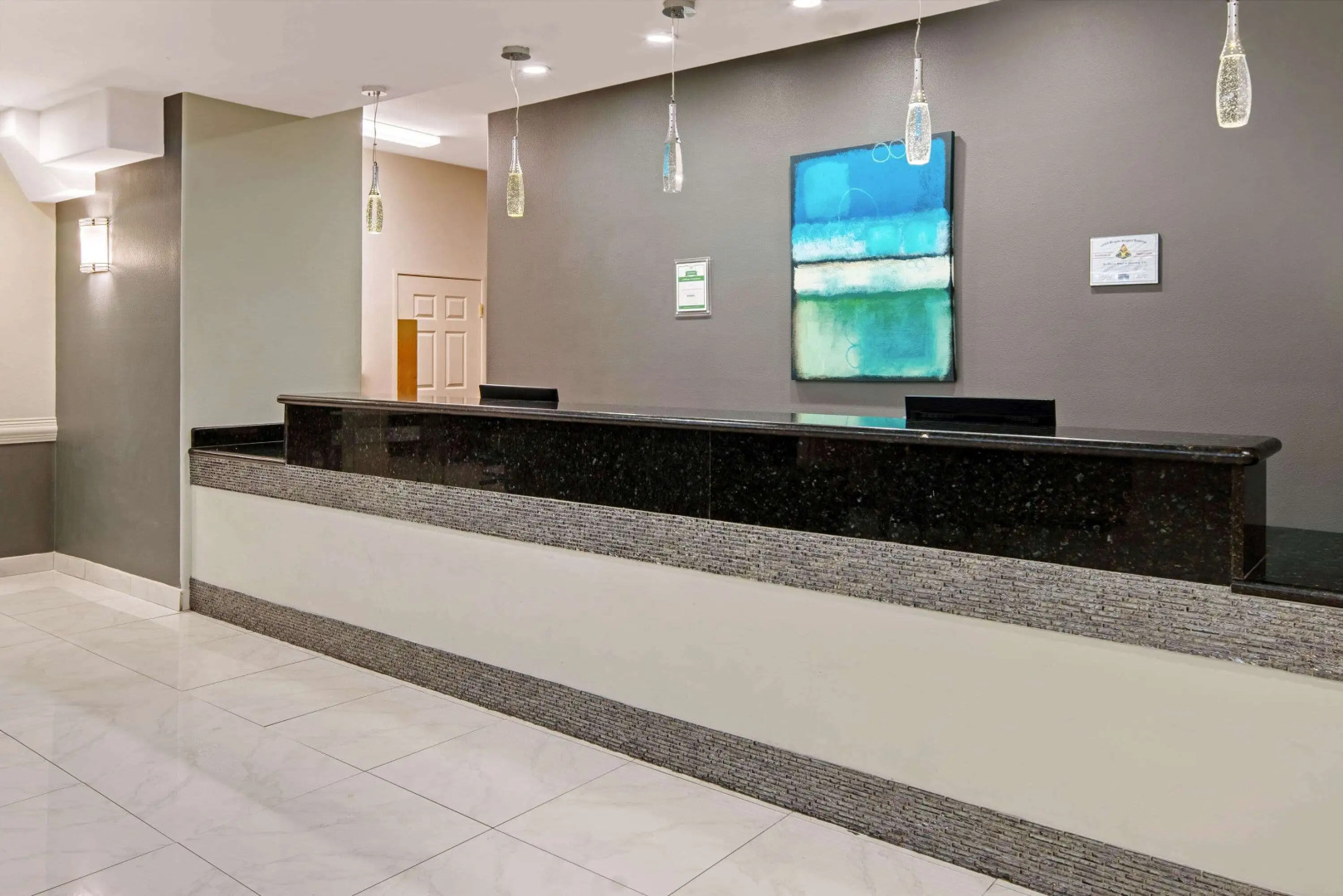 La Quinta Inn & Suites by Wyndham Mercedes Outlet Mall