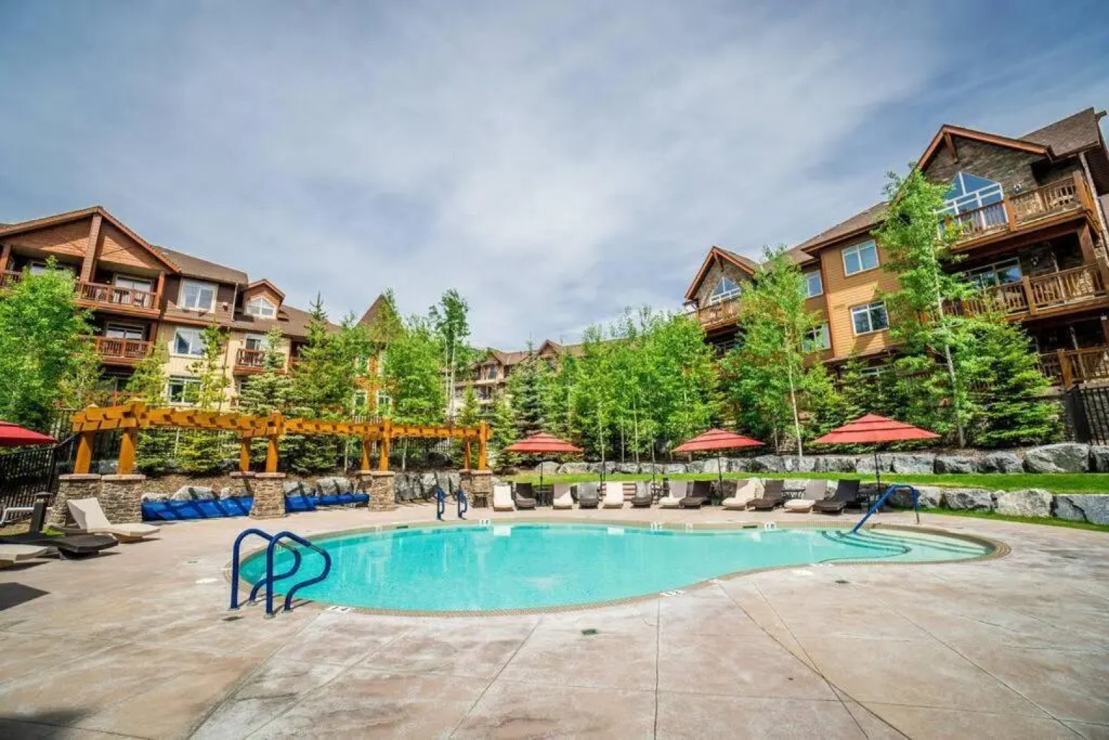 Spacious 3BR 2BA Penthouse with Mountain Views