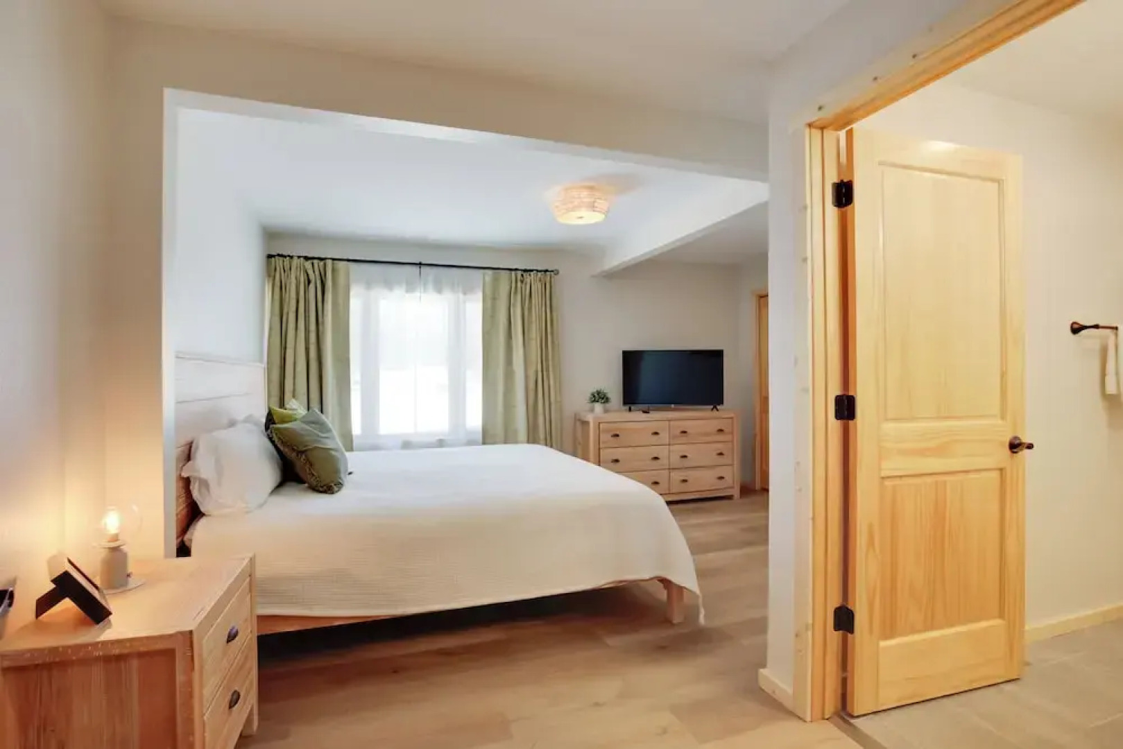 Outdoor Wet Bar: Spacious Eagle River Retreat!