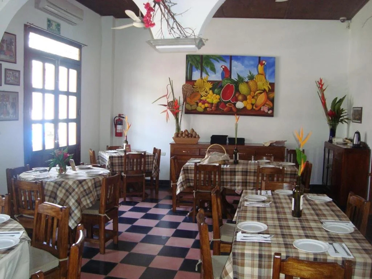 NAH SAM CHAK La Casa Rosada