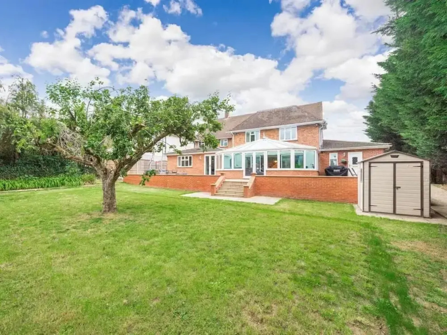 6 Bed House - Sleeps 11 - Pets - Garden - Parking