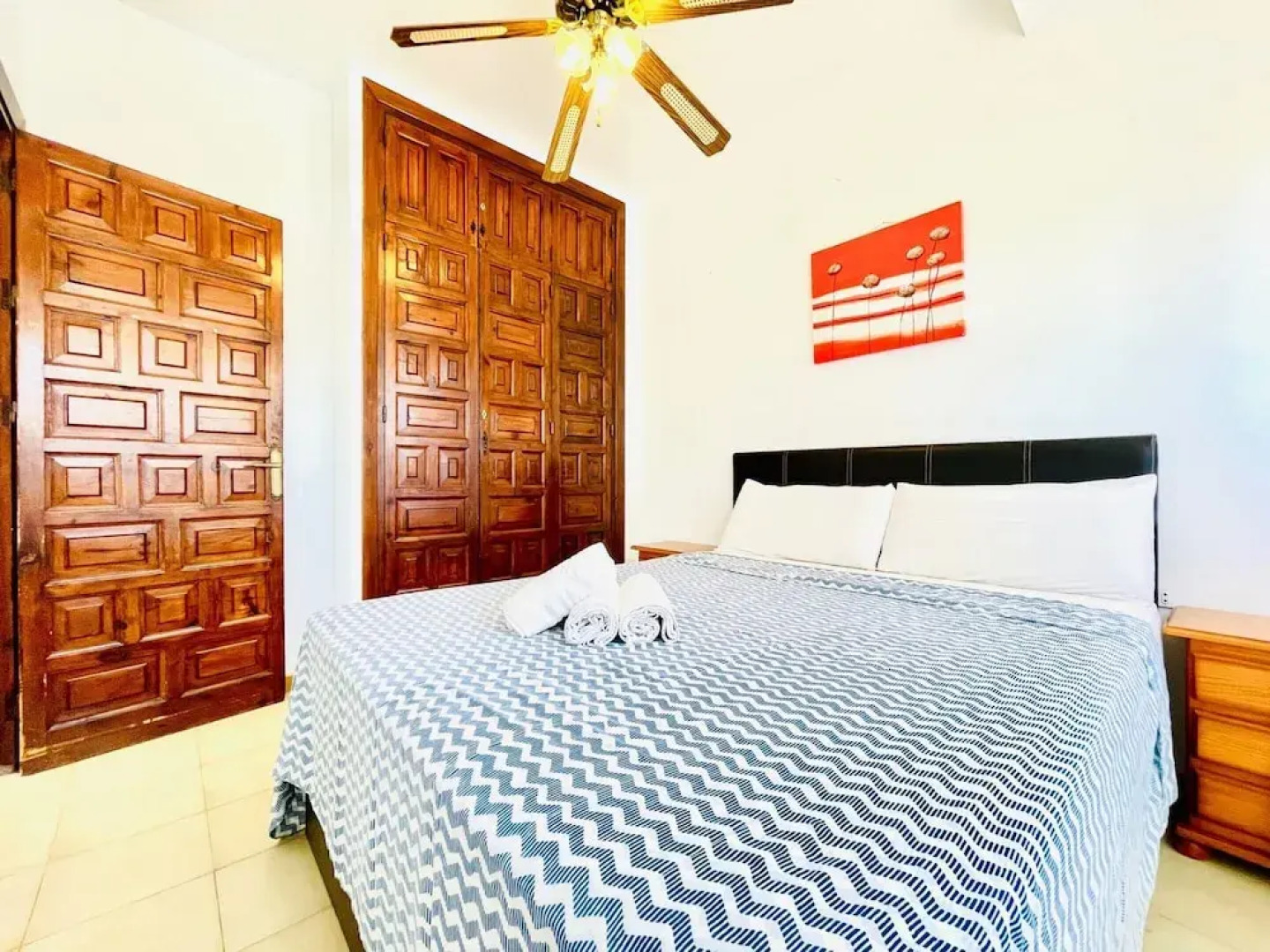 Mountain-view Apartment by Sea