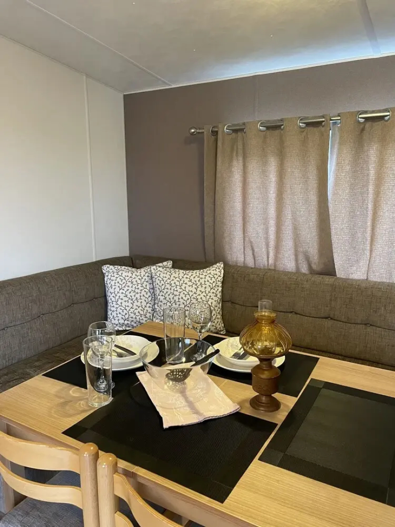 Caravan - Sleeps 10 - Pet Friendly - Parking