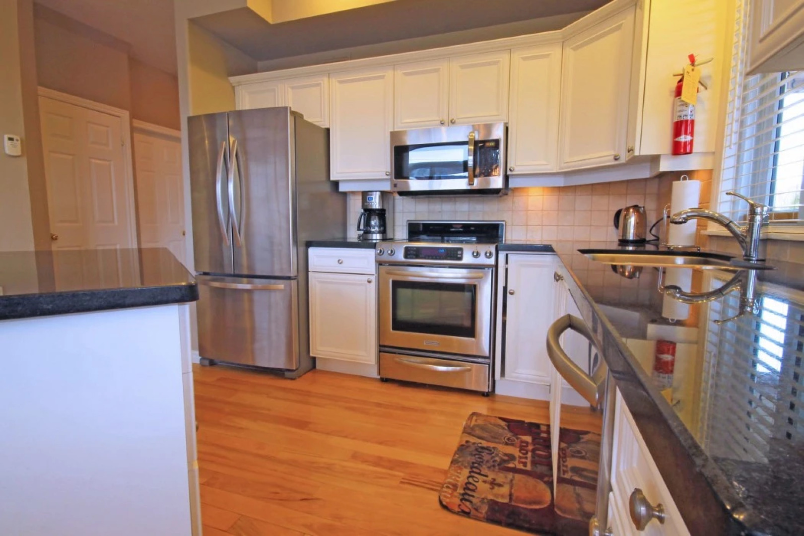 Mountain Views, Steps to BM Village, Hot Tub, BBQ.