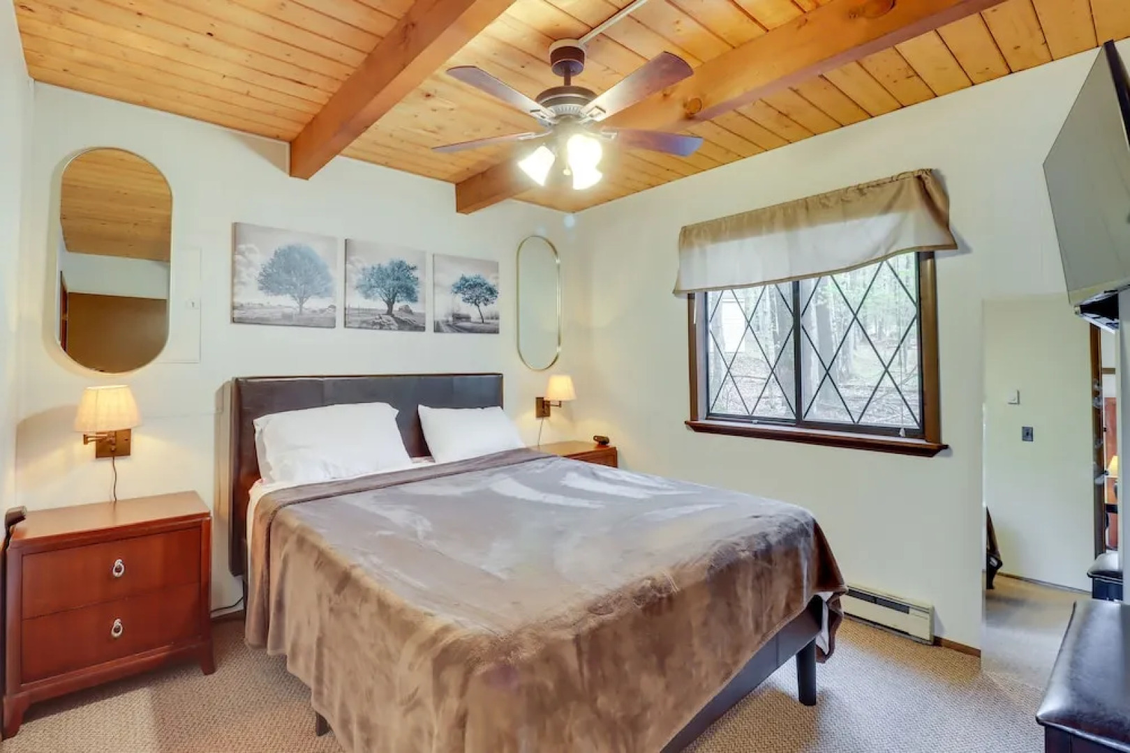 6 Mi to Lake Wallenpaupack: Poconos Getaway!