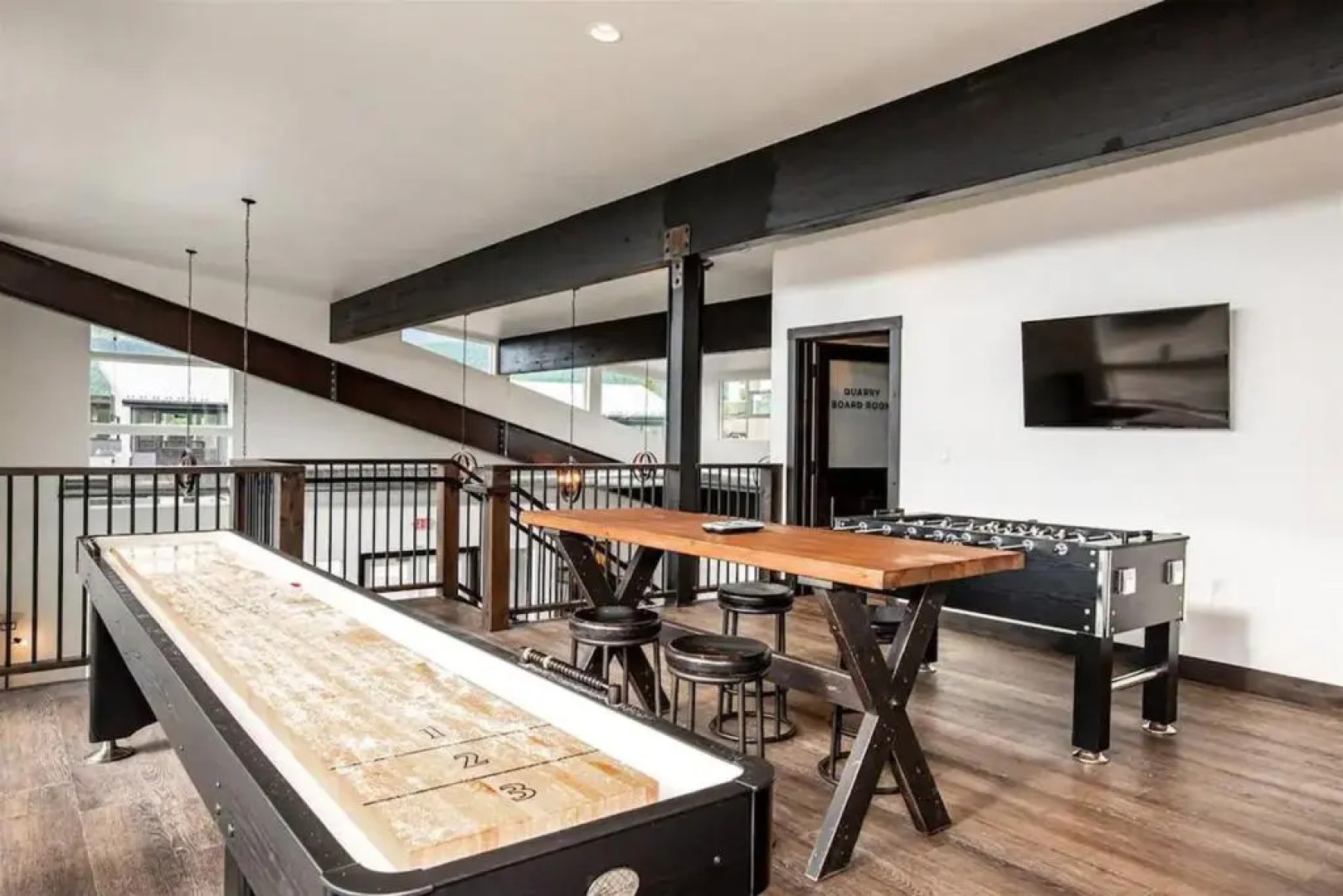 Modern Ski Chalet, 10mins to Skiing, Hot Tub & Mountain Views