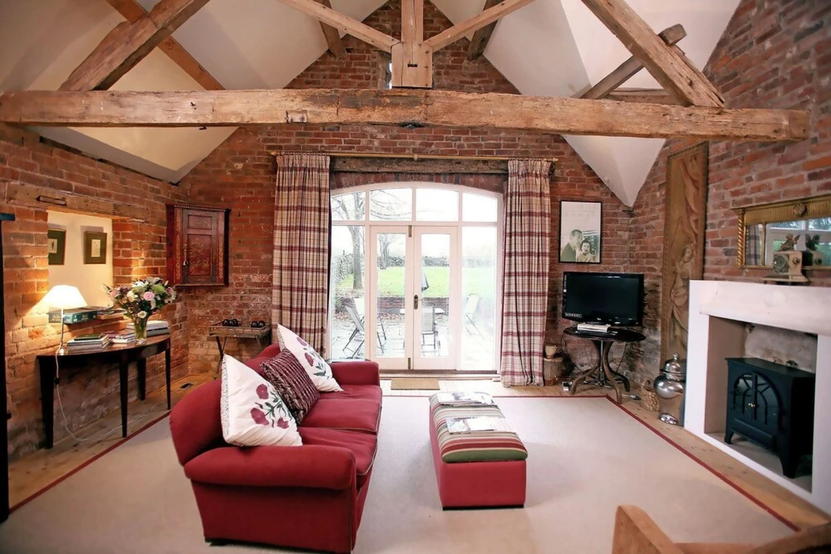 Beautifully converted 19th century coach house with stunning ground fl