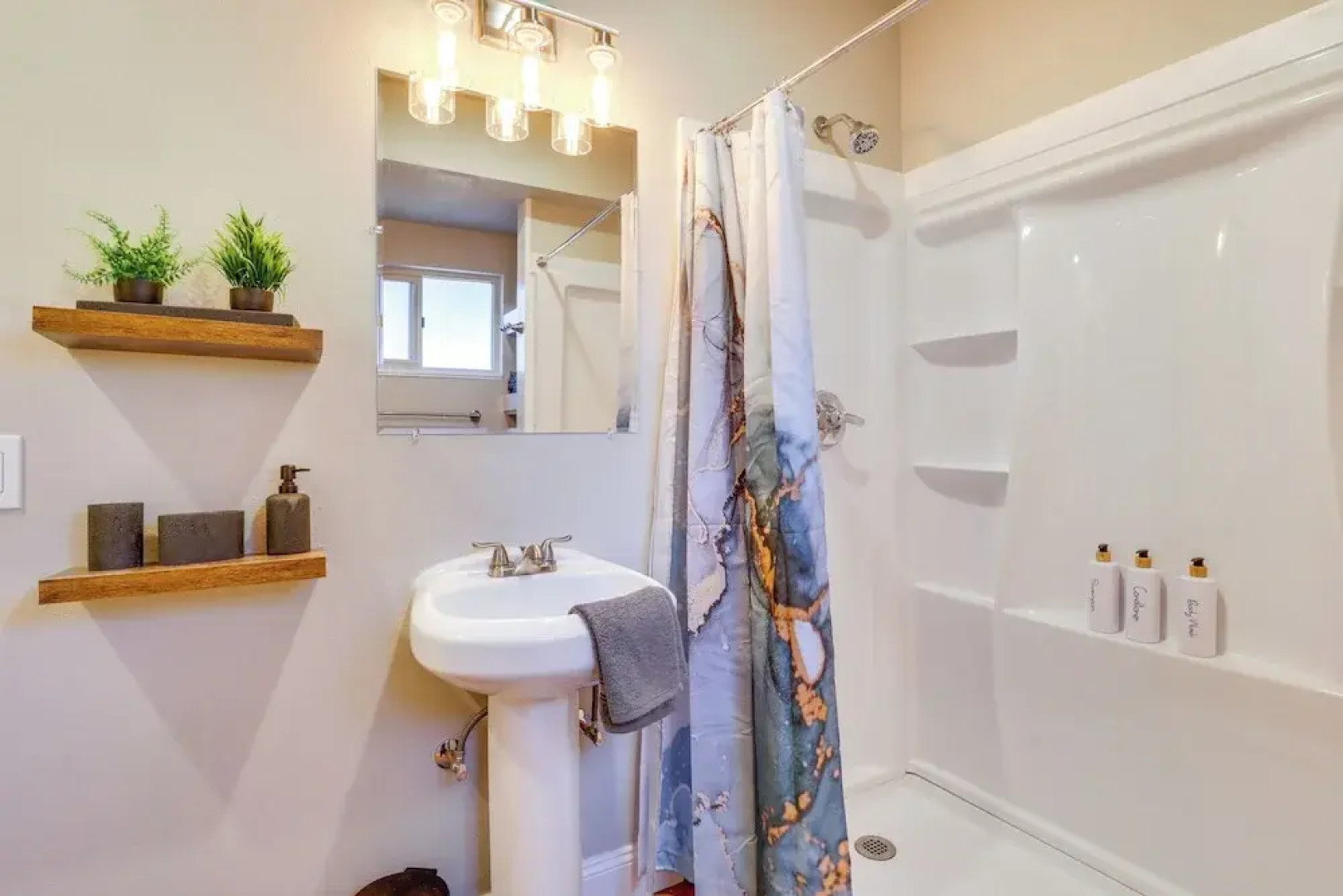 Apt 10 Mi to Portland: Walk to Bus Stop!