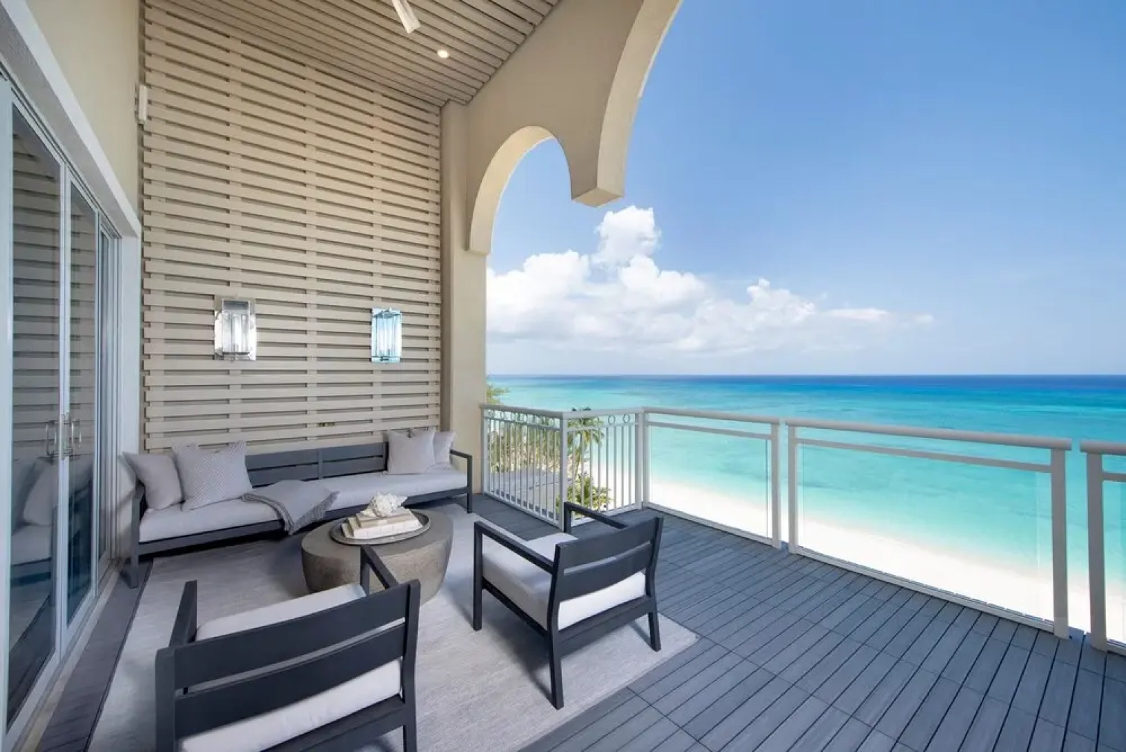 Club Se7en at The Beachcomber