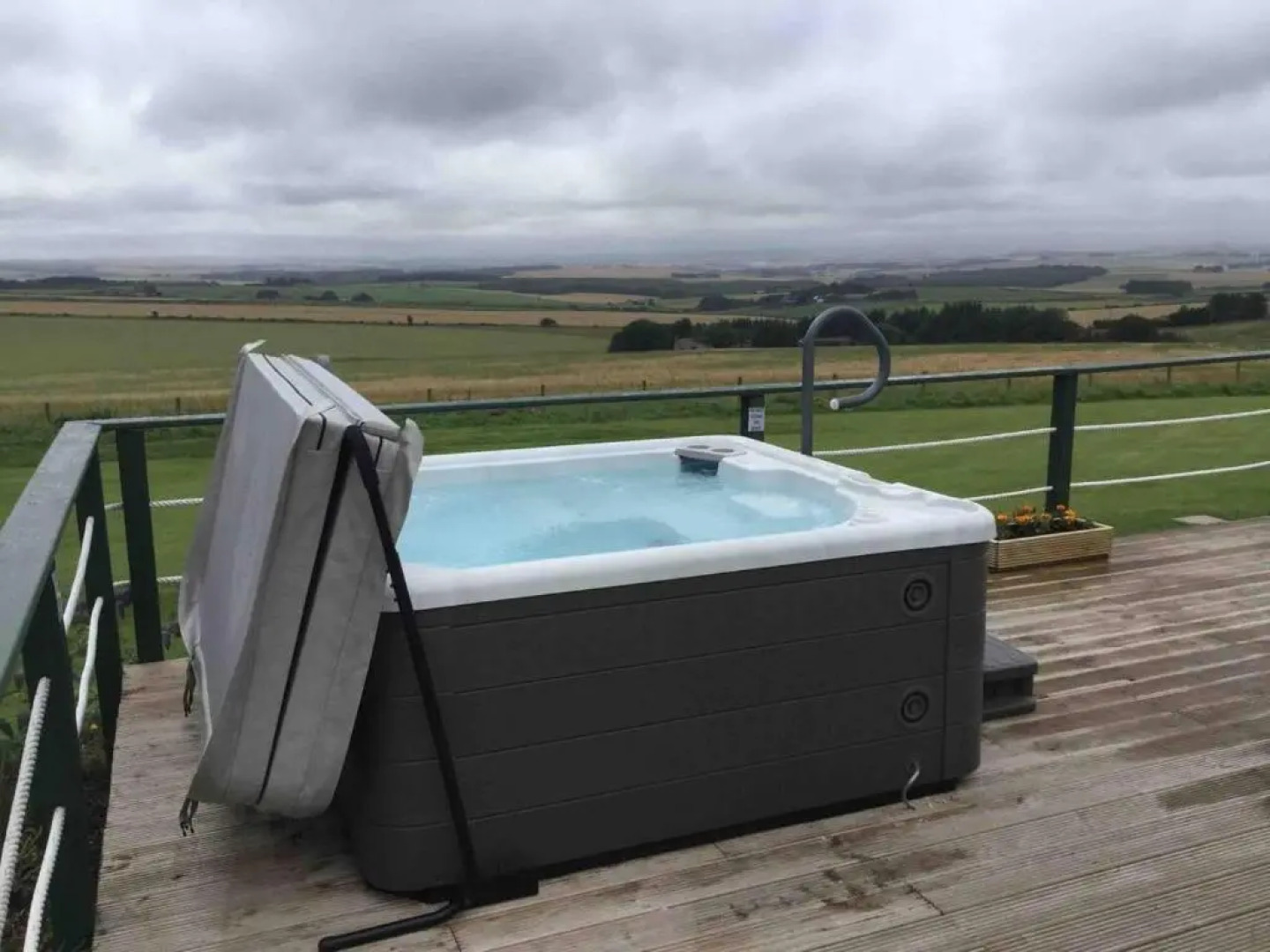 Green Yurt With Hot Tub - Sleeps 3, Parking & Wifi