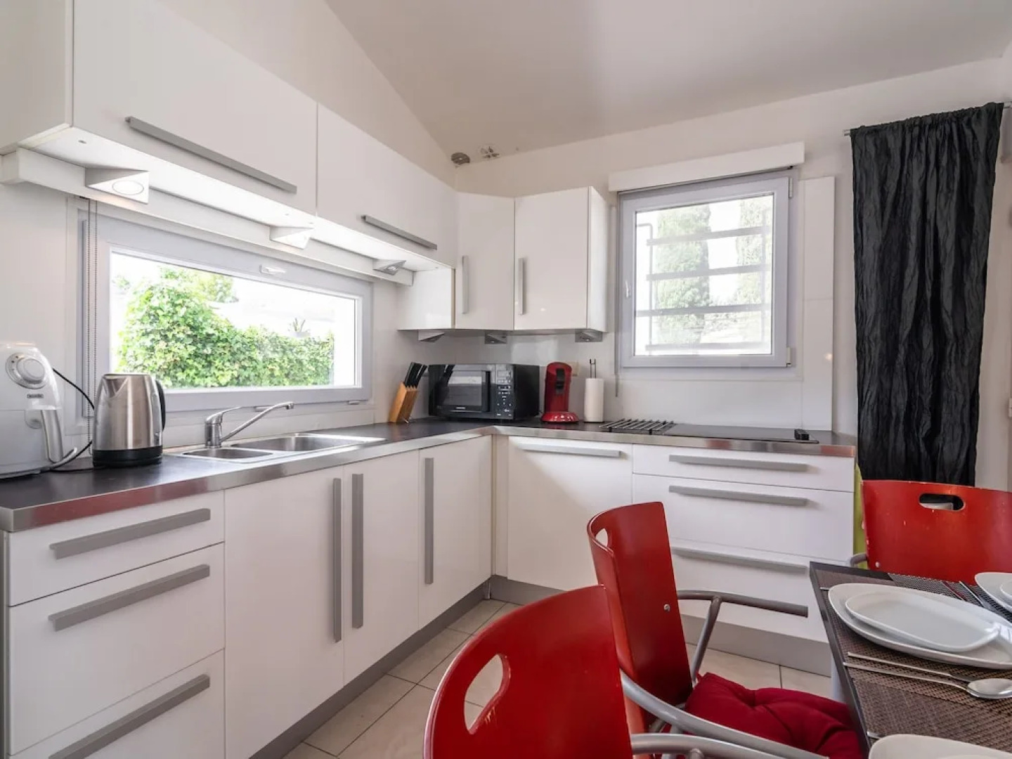 Alluring Villa in Pouzols-minervois With Jacuzzi