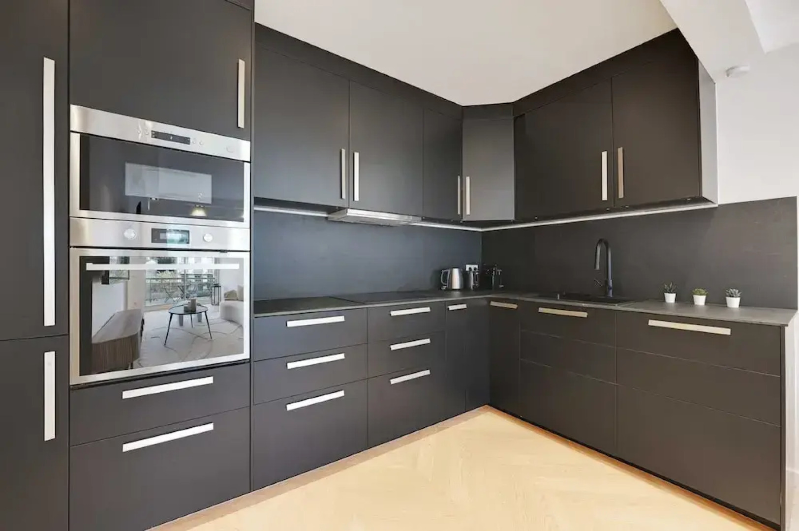 Charming Apt With AC & Balcony