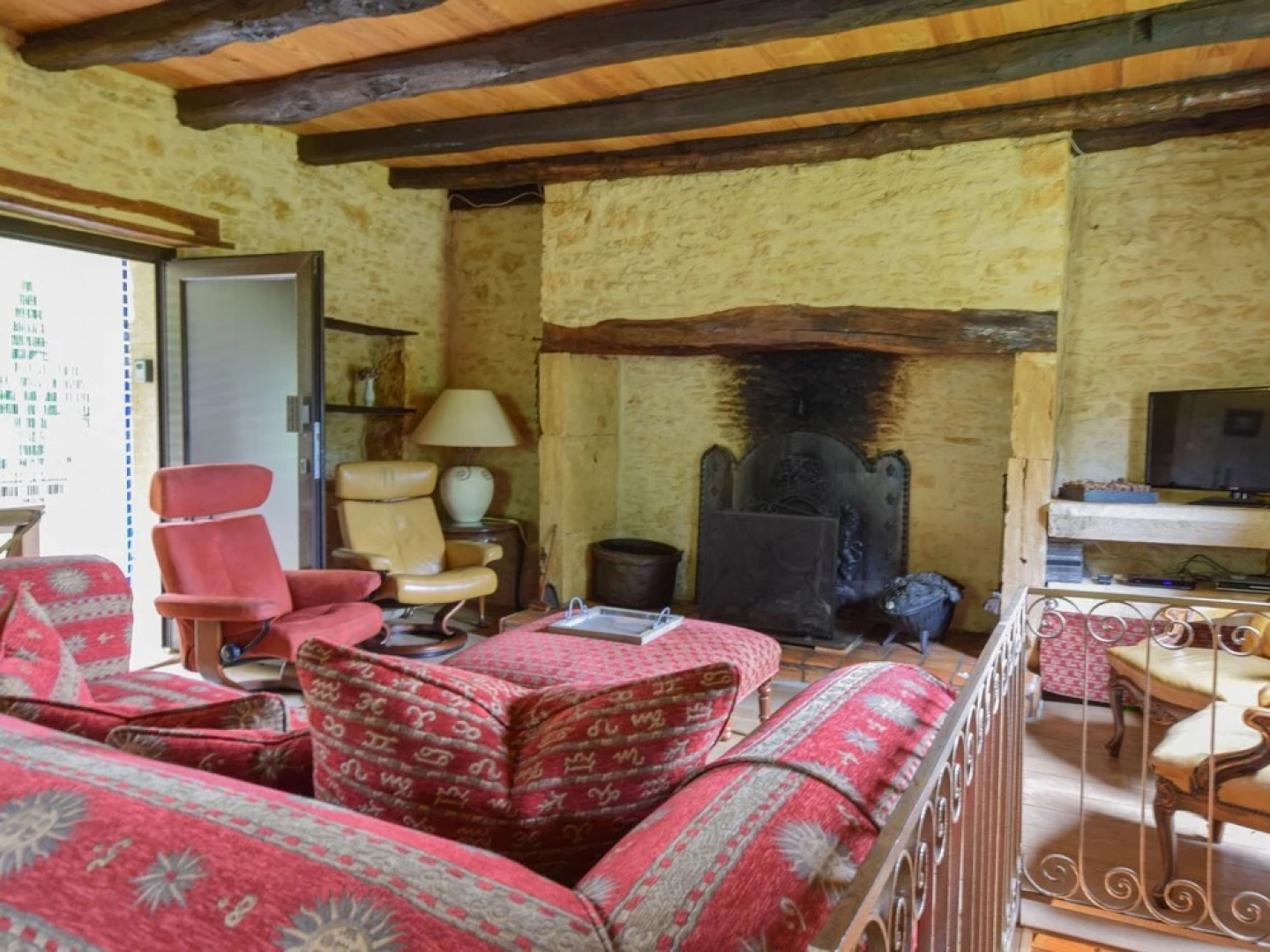 Spacious Villa in Puy-l'évêque With Swimming Pool