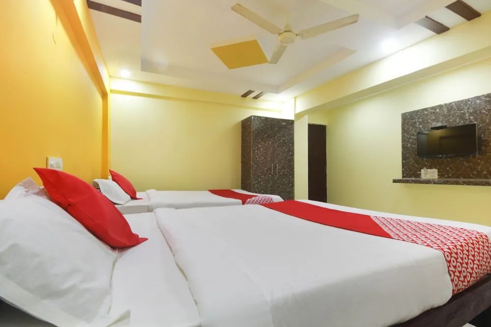 OYO 47565 Hotel Cm Residency
