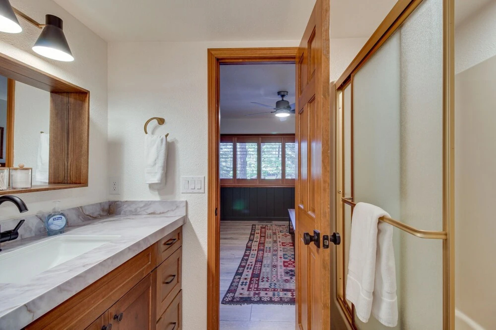 Pinetop Cabin w/ 2 Fireplaces & Hot Tub!