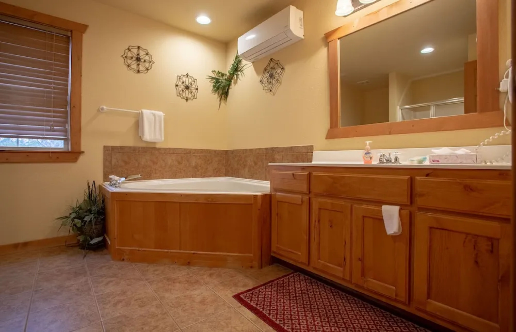 Whispering Woods Lodge-sleeps 10 4 Bedroom Home by RedAwning