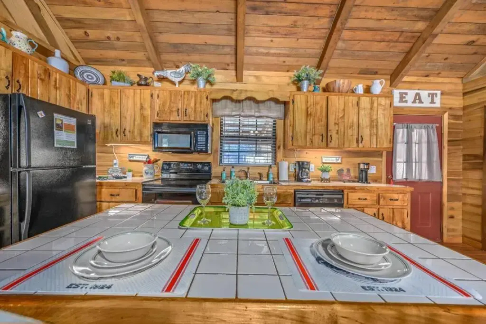 Beautiful View! Log cabin,Fireplace,Hot Tub,Arcade,Pool,Fishing