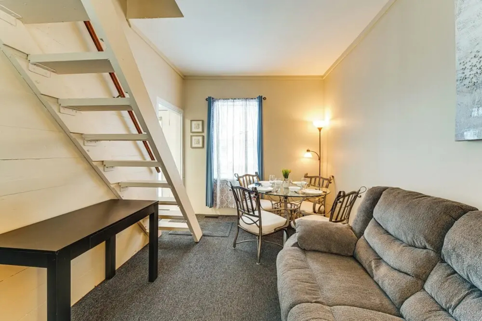 Near Cayuga Wine Trail: Seneca Falls Convenience!