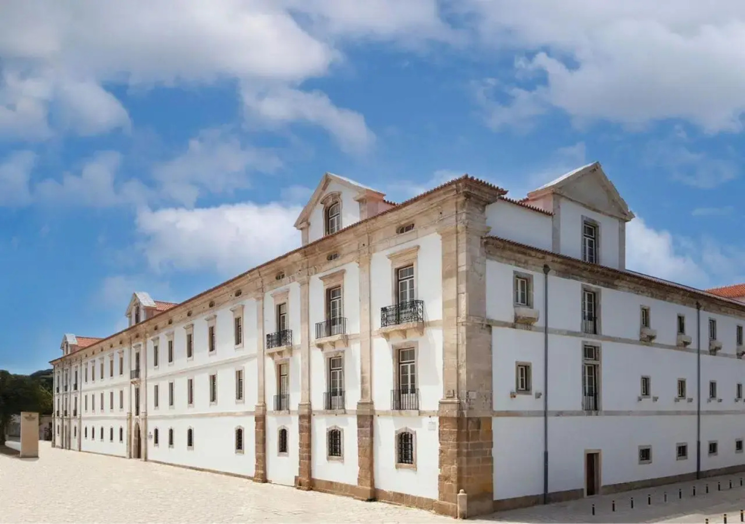 Отель Montebelo Mosteiro de Alcobaca Historic Hotel
