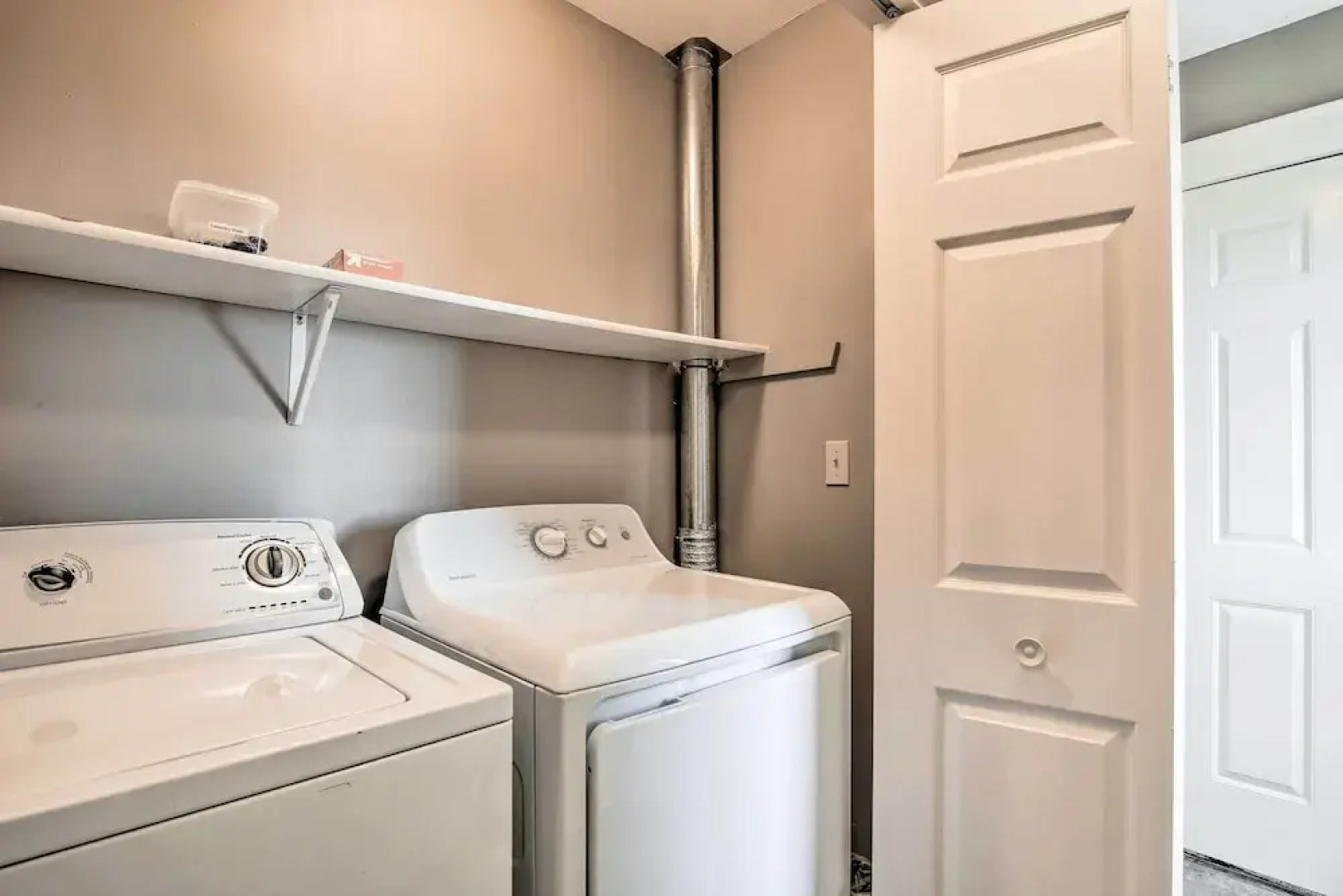 Pet-friendly Home: Grill & Fire Pit in Manhattan