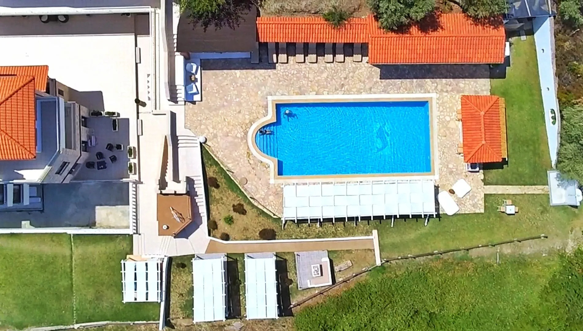 Bungalow White Apartments and Suites