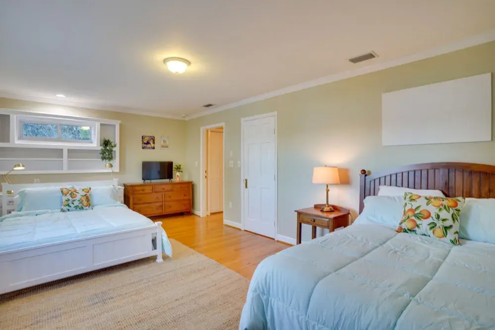 Lakefront Winter Haven Retreat: Hot Tub & Patio!