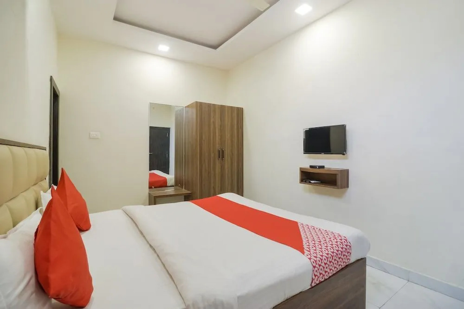 OYO 28789 Hotel Adarsh