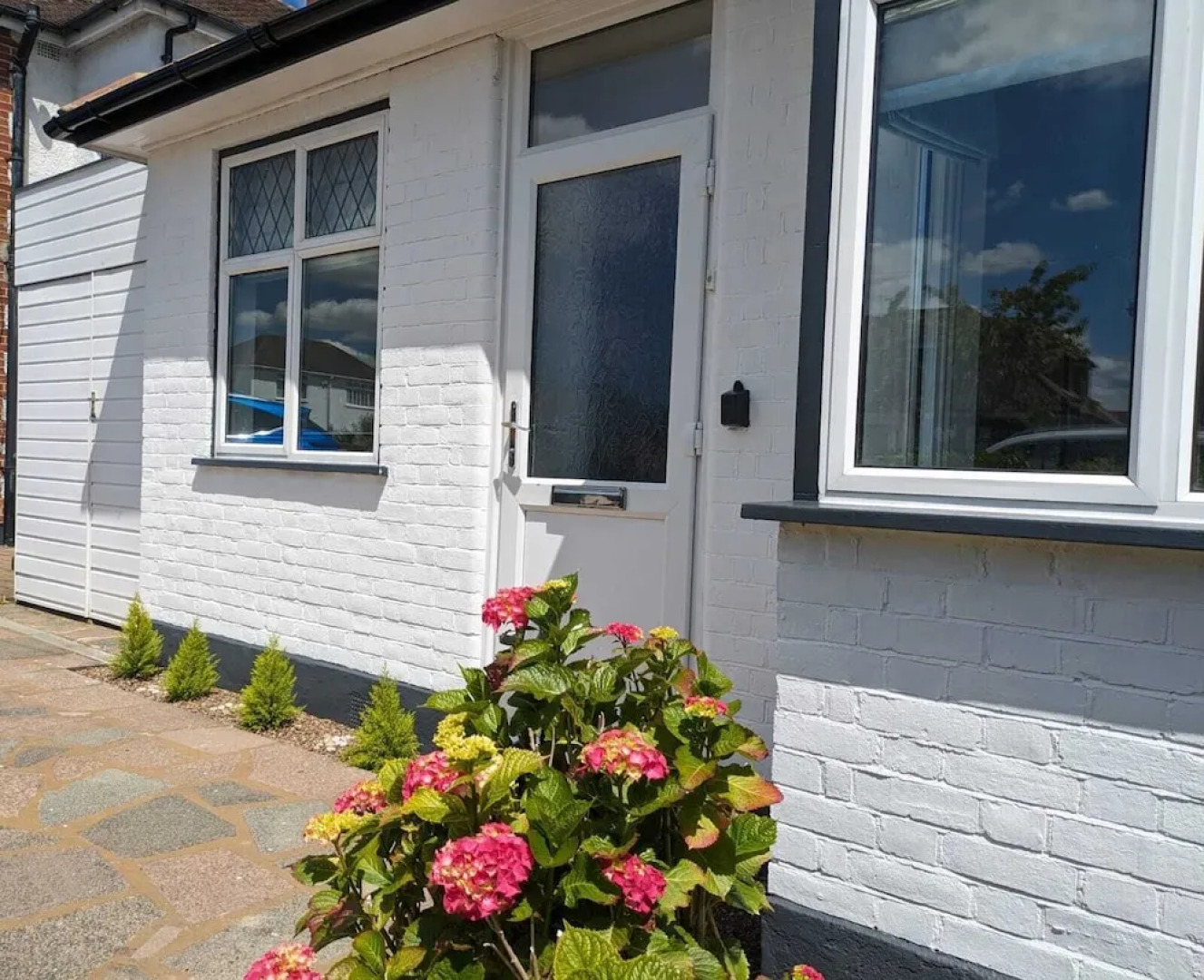 Cozy Cottage Stay - Modern, Cozy, Close to London