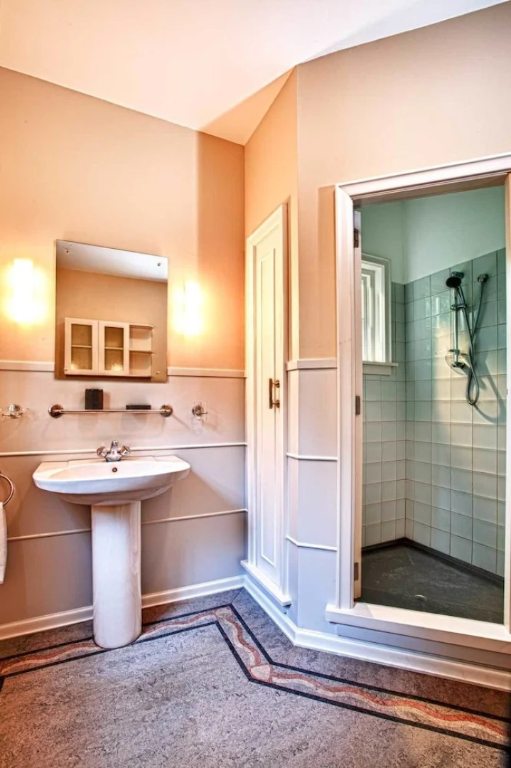 200 Riccarton Holiday House