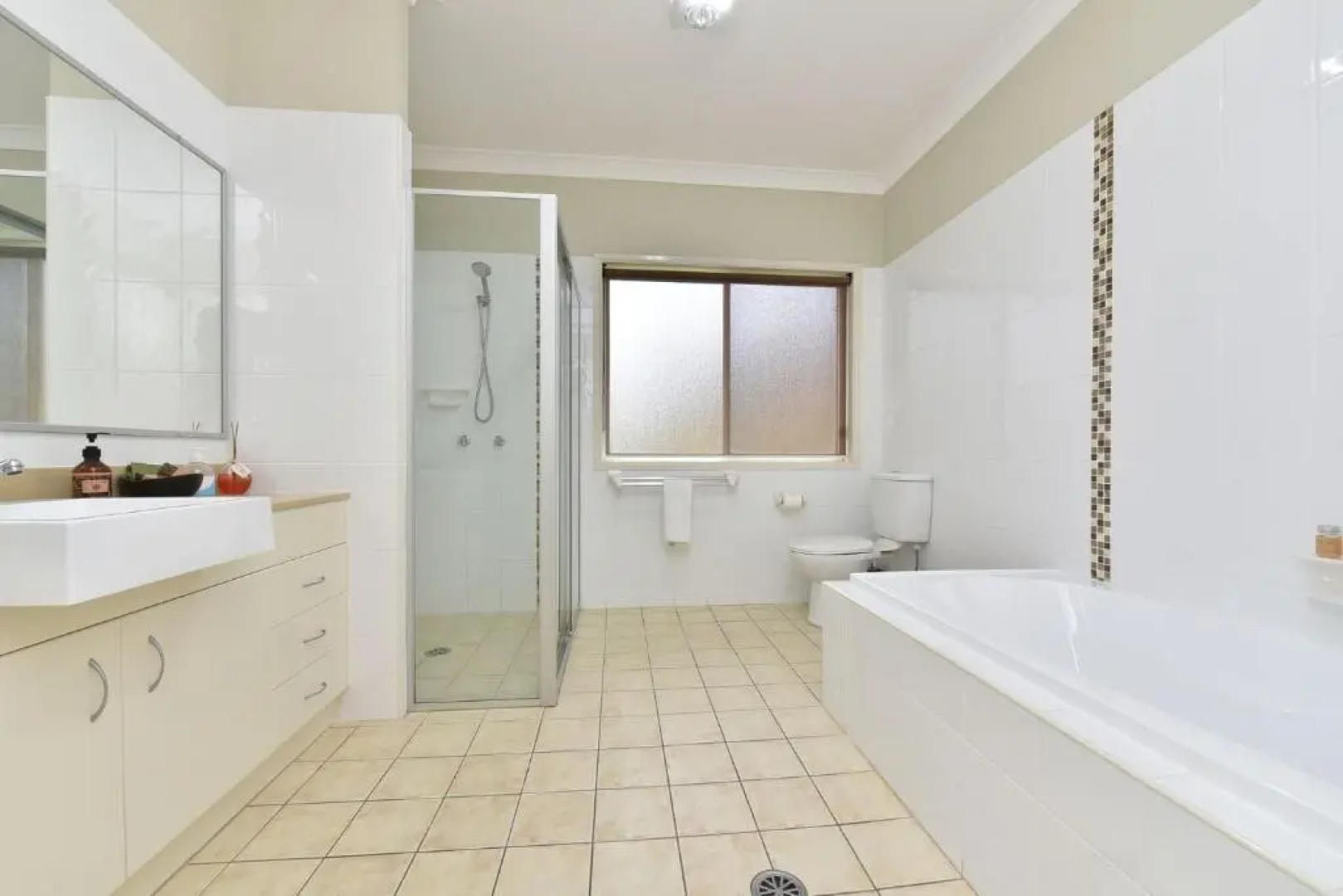 Silver Springs 6br Luxury Homestead with Wifi, Pool. Fireplace, Views, Olives and Space