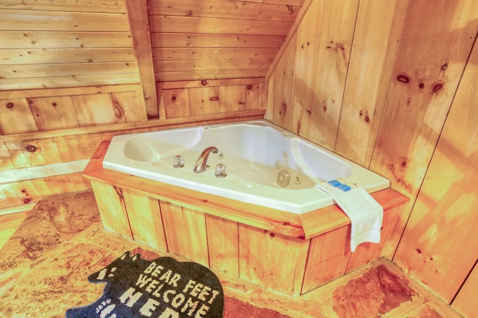 Bear Pause - 2 Bedrooms, 2 Baths, Sleeps 6 Cabin by RedAwning