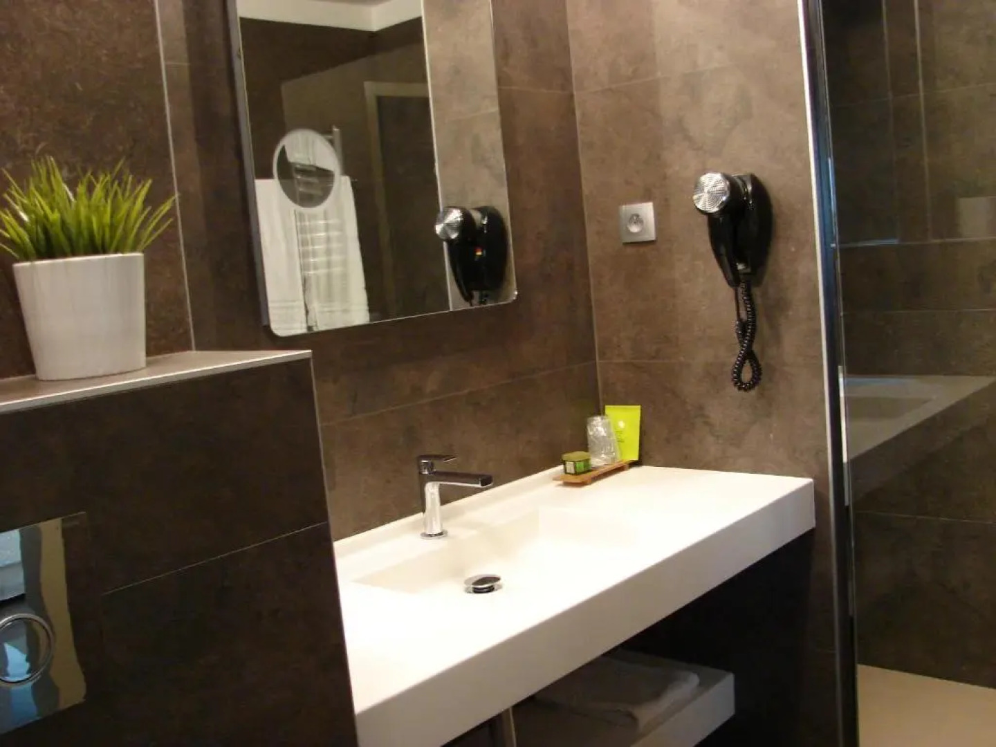 Logis Hôtel Tante Yvonne & son Restaurant semi-gastronomique Lyon Nord