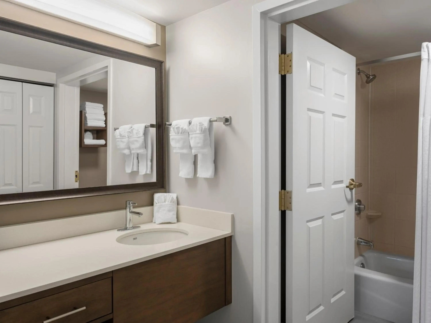 Staybridge Suites Indianapolis-Airport by IHG