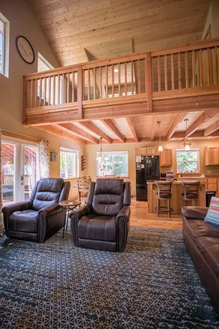 Paws In The Mountains 2 Bedroom Home by NW Comfy Cabins by RedAwning