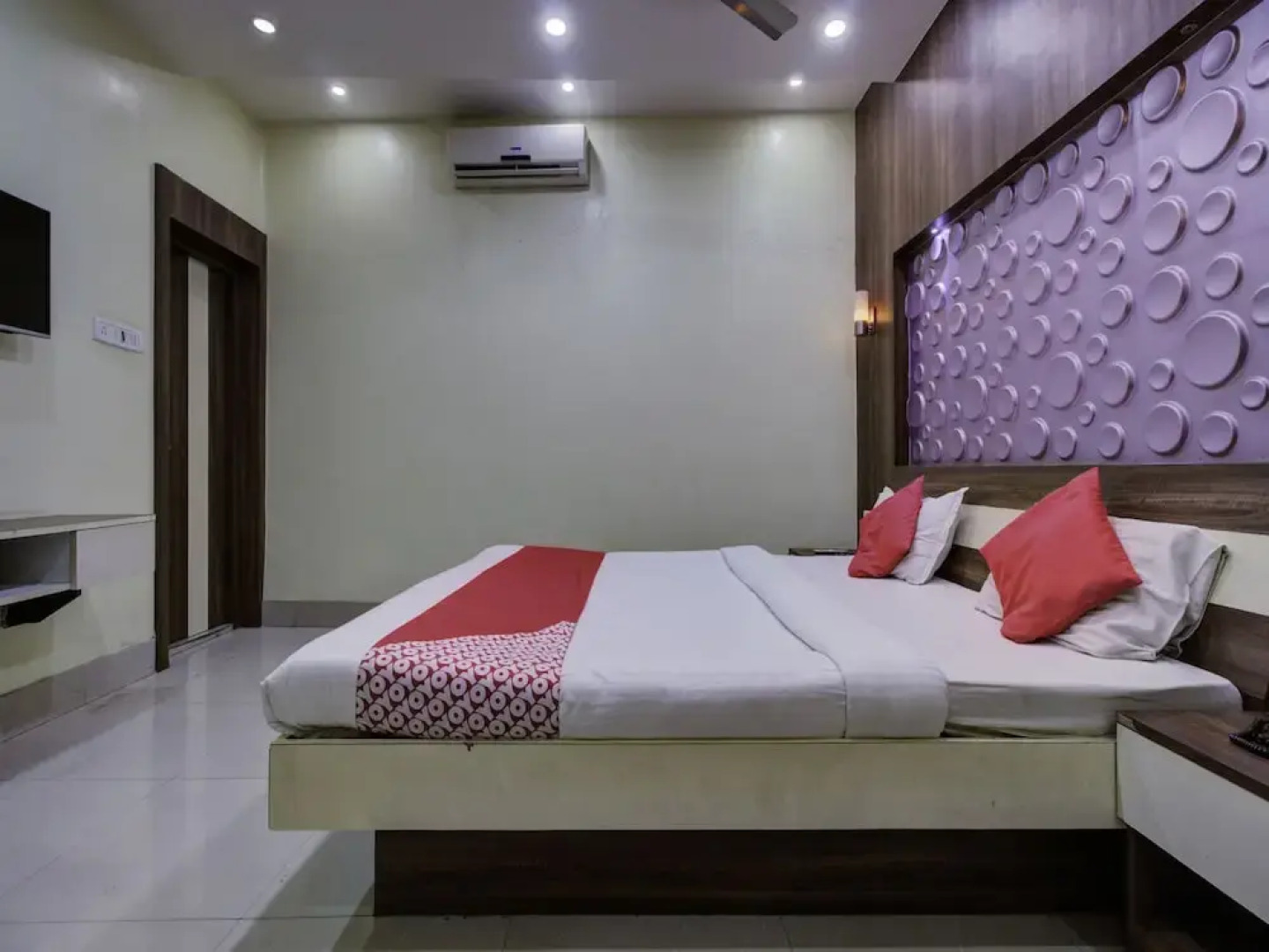 OYO 22530 Savoy Hotel