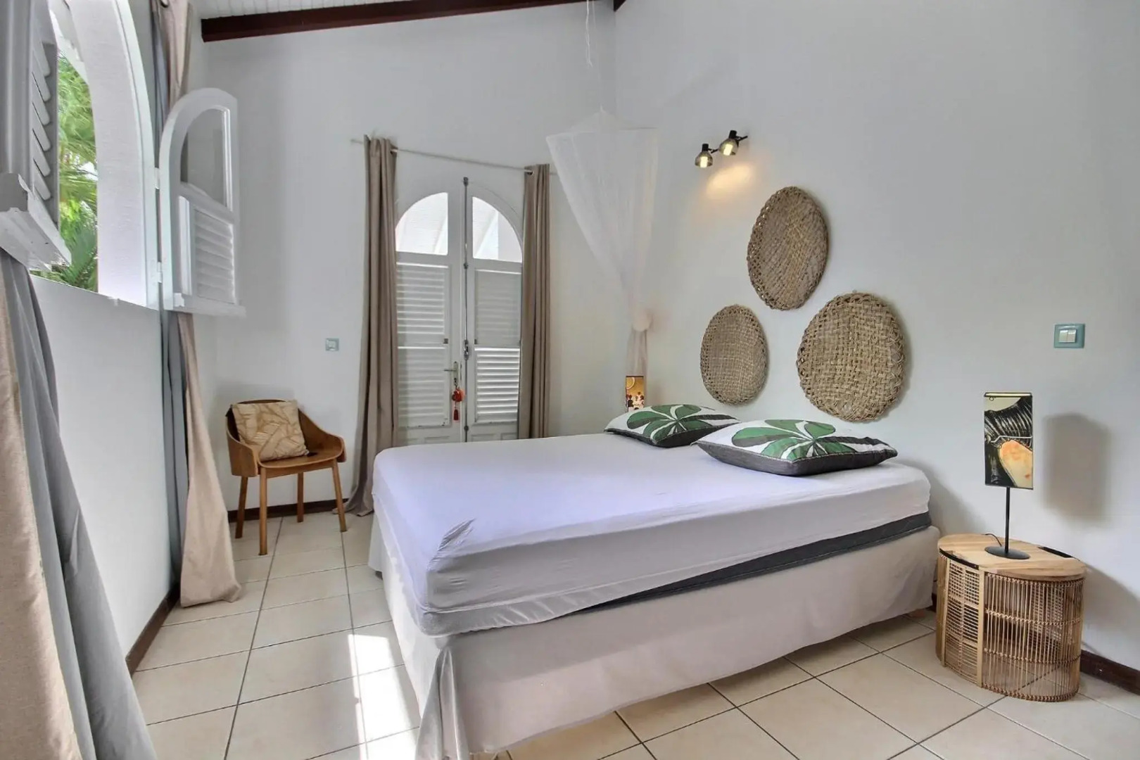 Villa Palmier rouge : 3 ch, piscine à débordement, vue mer et végétation