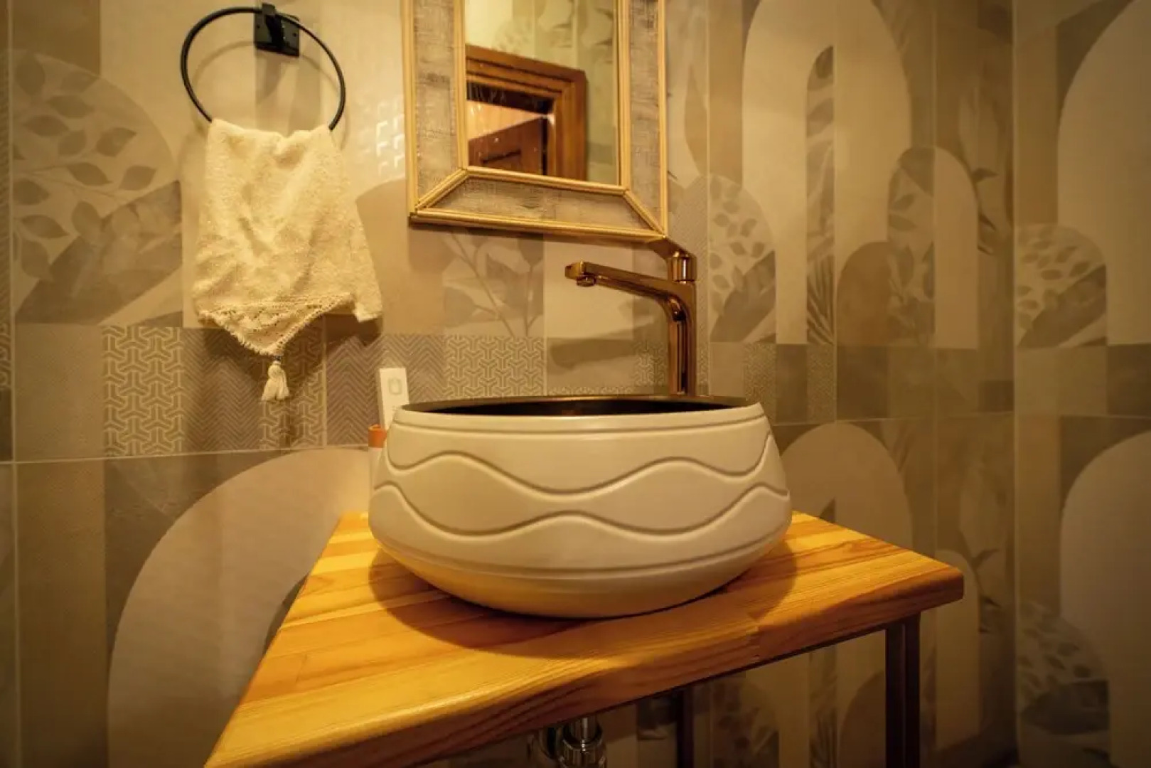 Flora Bi̇rgi̇ Taş Konak