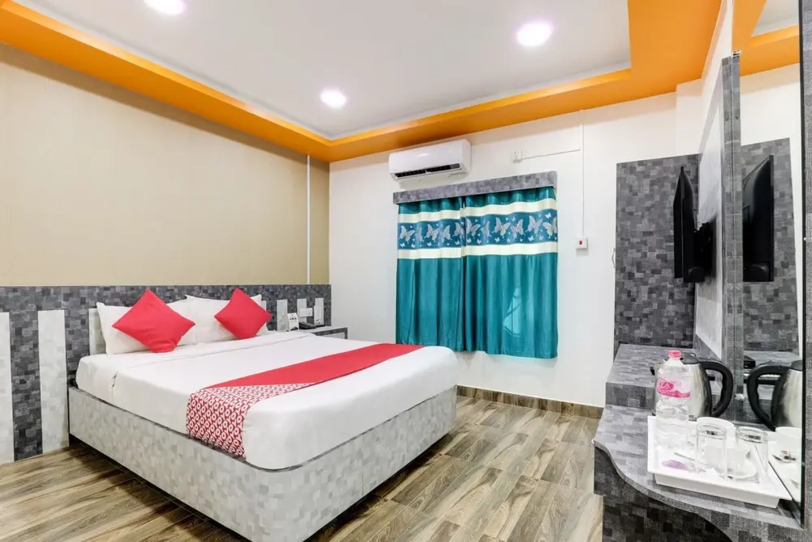 OYO 585 Hotel Raj Durbar & Navrang