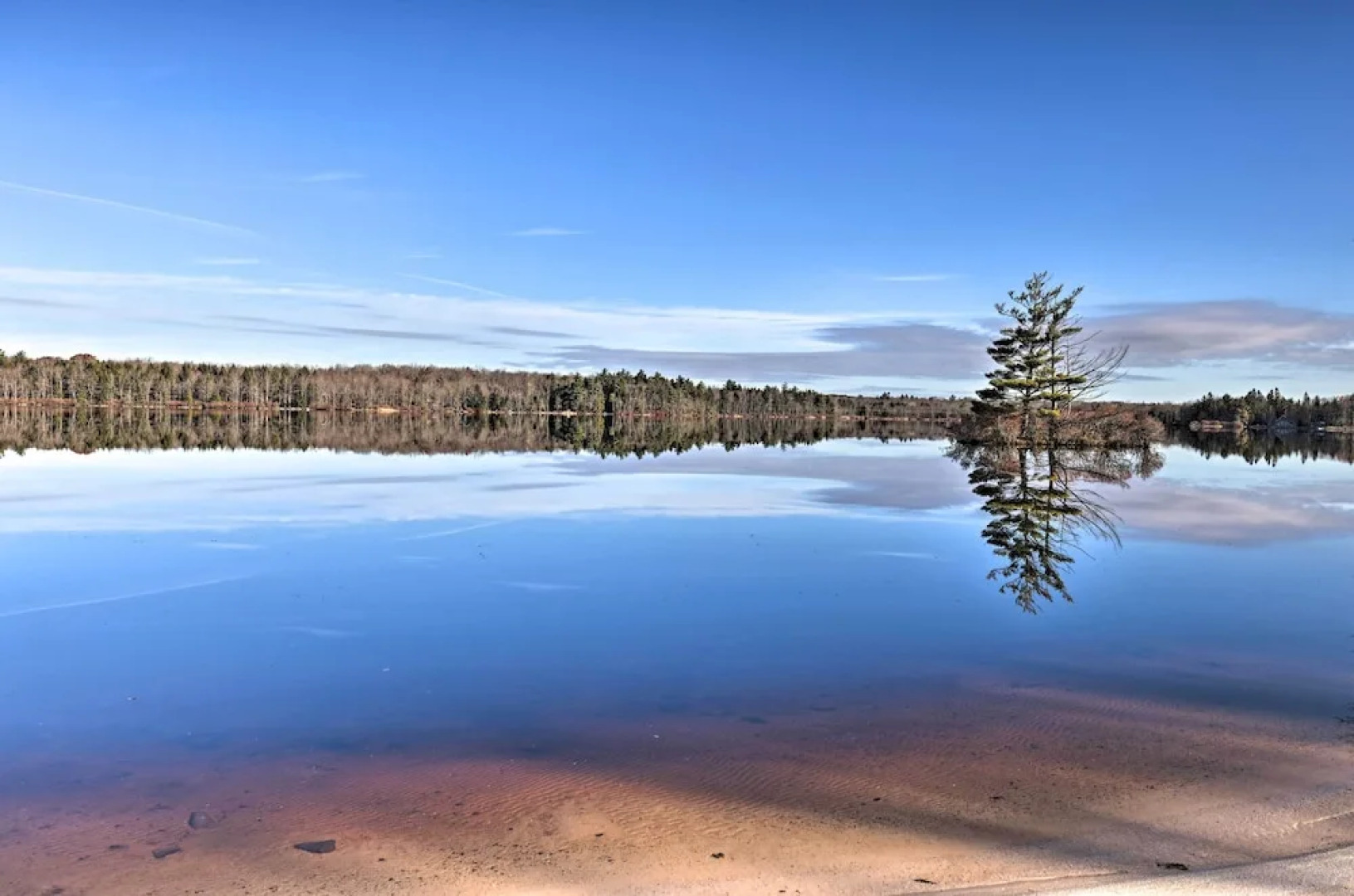 Resort Perks & Lake Access: Poconos Retreat