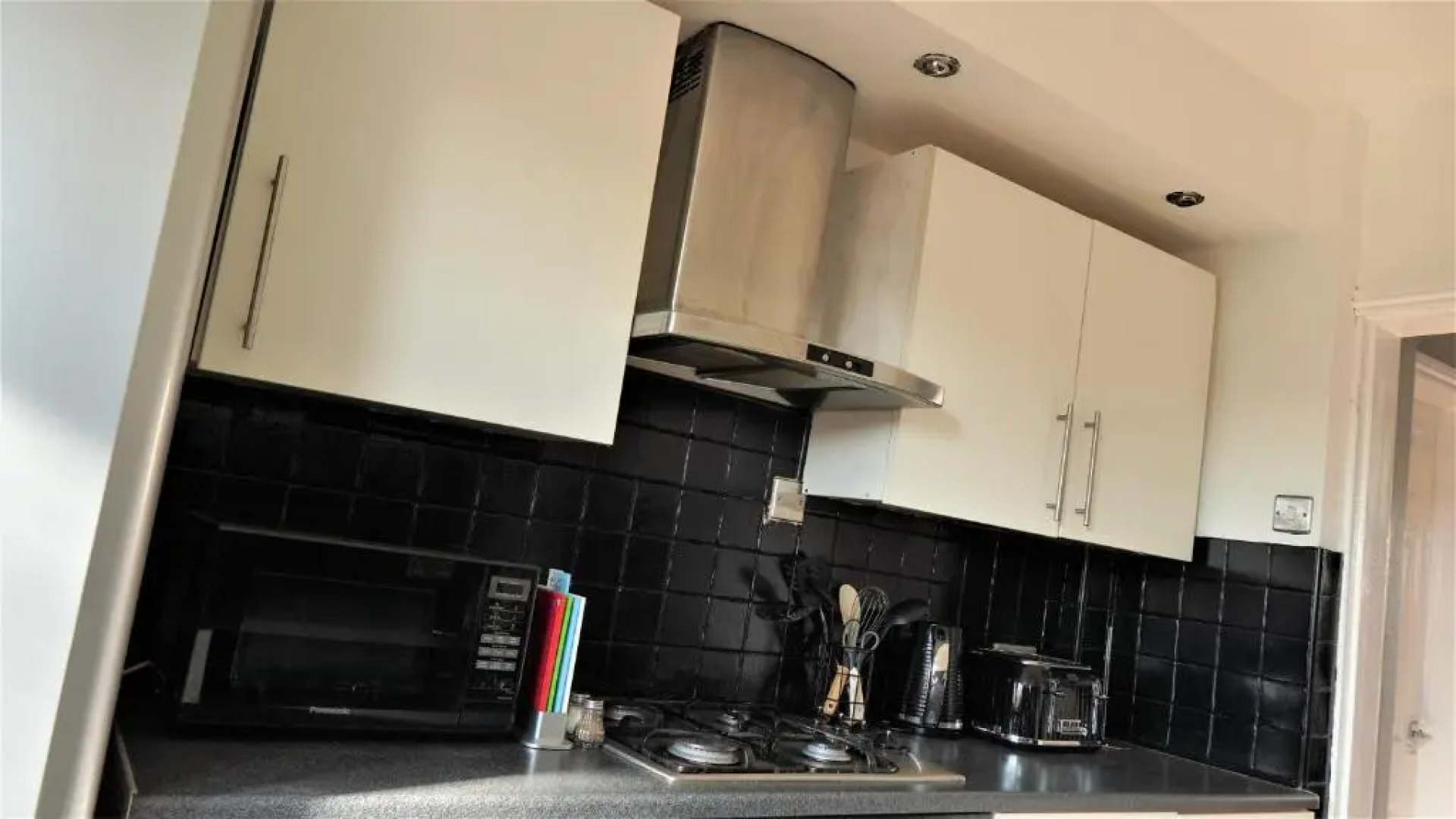 Spacious 3 bed house, great for FAMILIES and CONTRACTORS, sleeps 5 plus FREE Parking - Triumph Serviced Accommodation Wolverhampton