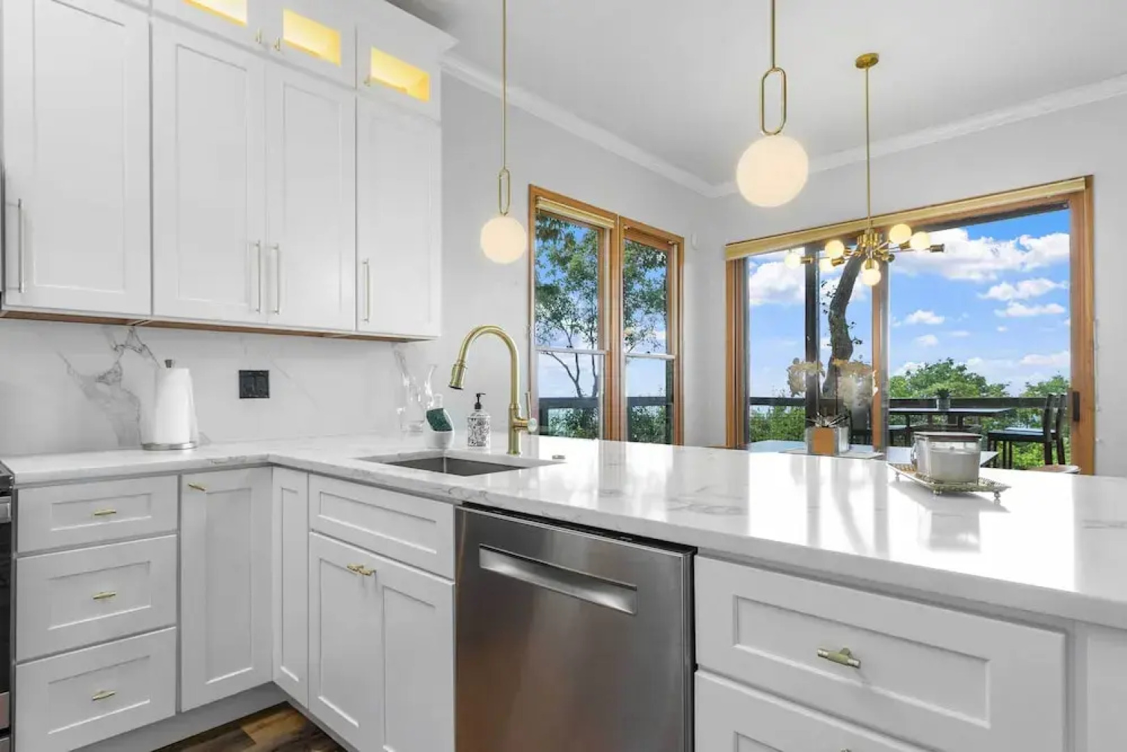 Hiking On-site: Mtn-view Burnsville Condo!