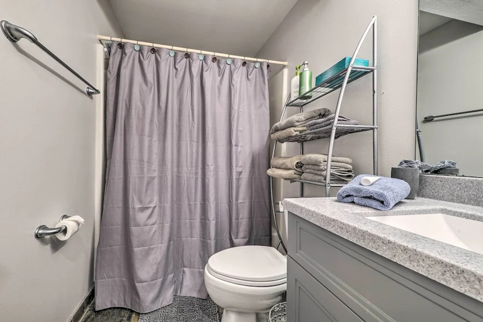 Downtown Grand Haven Apt < 1 Mi to Lake Michigan